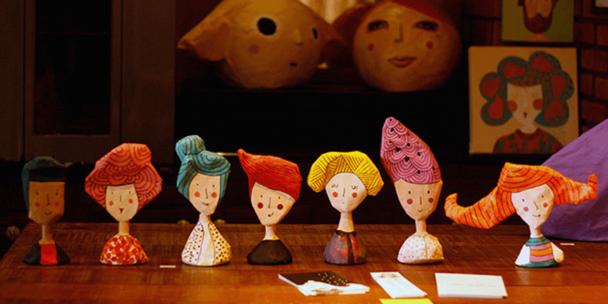 Conheça a artista brasileira que cria esculturas a partir de papel machê